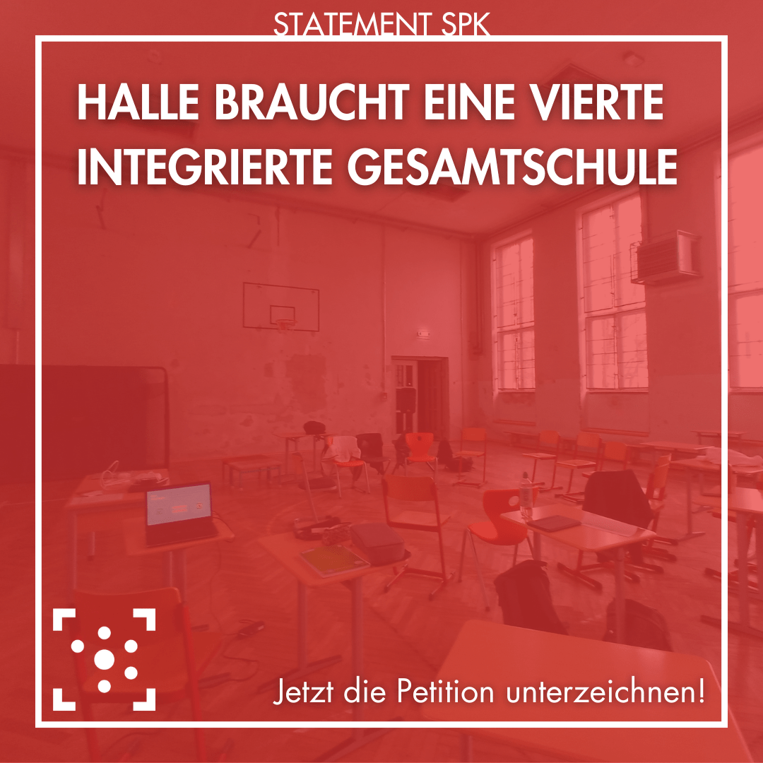 Im Hintergrund ist das Bild von einer Turnhalle, zu erkennen an den Matten, die an der Wand lehnen und dem Basketballkorb sowie den hohen Fenstern. Die Halle scheint alt, es blättert schon die Farbe von den Wänden. In der Halle stehen unordentlich Schulbänke verteilt, auf manchen liegen Schulsachen. Die Stühle sind in der Mitte zu einem Stuhlkreis angeordnet. Das Bild ist mit einem roten Filter überlagert und weiß´eingerahmt. Als Überschrift steht "Statement SPK - Halle braucht eine vierte integrierte Gesamtschule". Unten ist das Logo des Studierendenrates der Martin-Luther-Universität Halle-Wittenberg, rechts daneben steht "Jetzt die Petition unterzeichnen!".