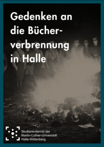 Im Hintergrund ist ein schwarz-weiß Bild auf dem Menschen auf einen Haufen brennender Bücher starren. Das Bild ist petrol-farben umrahmt. Darüber steht "Gedenken an die Bücherverbrennung in Halle" und am unteren Rand ist das Logo des Stura Halle.