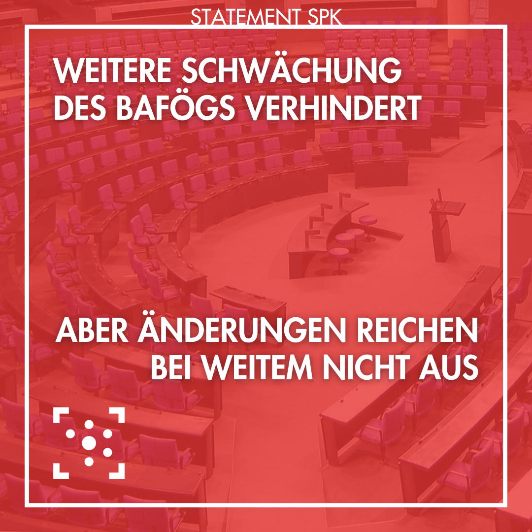 Im Hintergrund ist ein Bild vom leeren Bundestag, das rot überlagert und weiß umrahmt ist. Im Rahmen steht "Statement SPK" Innen steht: "Weitere Schwächung des BAföGs verhindert aber Änderungen reichen bei weitem nicht aus" Darunter ist das Logo des Stura Halle.
