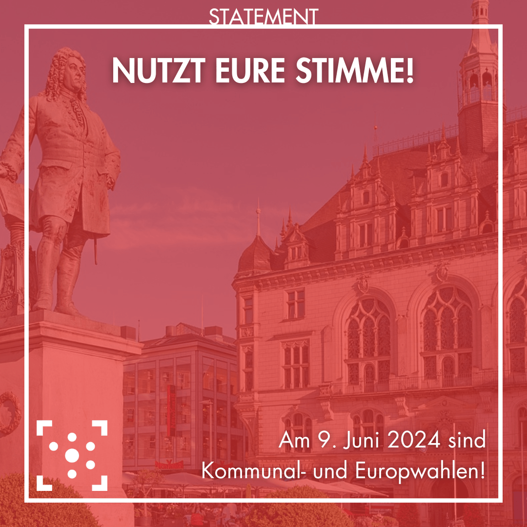 Im Hintergrund ist ein Foto vom Marktplatz in Halle, auf dem das Standesamt und die Händel-Statue zu sehen sind. Das Foto ist rot überlagert und weiß umrandet. Darauf steht als Überschrift "Nutzt eure Stimme!" und kleiner darunter "Am 9. Juni 2024 sind Kommunal- und Europawahlen". Links daneben ist das Logo des Stura Halle.