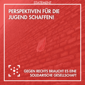 Im Hintergrund ist ein Foto eine fensterlosen Brandmauer, das rot überlagert und weiß umrandet ist. Am Rahmen steht oben "Statement". Innerhalb des Rahmens steht "Perspektiven für die Jugend schaffen! Gegen rechts braucht es eine solidarische Gesellschaft" darunter ist das Logo des Stura Halle.