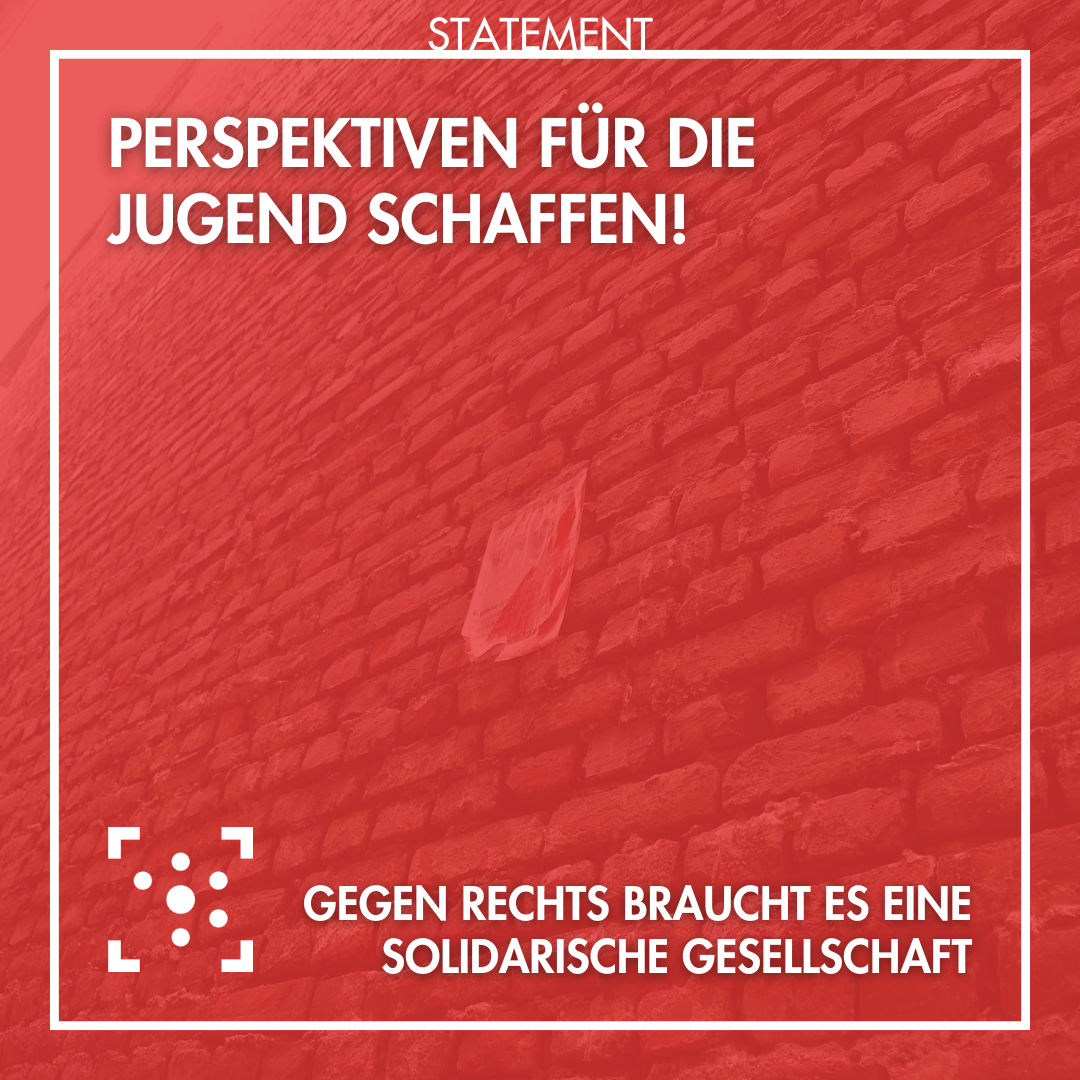 Im Hintergrund ist ein Foto eine fensterlosen Brandmauer, das rot überlagert und weiß umrandet ist. Am Rahmen steht oben "Statement". Innerhalb des Rahmens steht "Perspektiven für die Jugend schaffen! Gegen rechts braucht es eine solidarische Gesellschaft" darunter ist das Logo des Stura Halle.