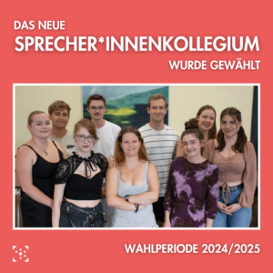 Ein hellroter Hintergrund, auf dem in der Mitte ein weiß umrahmtes Foto ist. Auf dem Foto sind die neun Mitglieder des Sprecher*innenkollegiums zu sehen, wie sie für ein Gruppenfoto posieren. Darüber steht "Das neue Sprecher*innenkollegium wurde gewählt" und darunter ist das Logo des Stura und daneben steht "Wahlperiode 2024/2025".