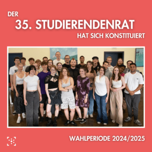 Ein hellroter Hintergrund, auf dem in der Mitte ein weiß umrahmtes Foto ist. Auf dem Foto sind die 28 Stura-Mitglieder zu sehen, wie sie für ein Gruppenfoto posieren. Darüber steht "Der 35. Studierendenrat hat sich konstituiert." und darunter ist das Logo des Stura und daneben steht "Wahlperiode 2024/2025".