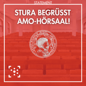Im Hintergrund ist ein Bild, das die Sitzreihen aus Holz im ehemaligen Hörsaal IV der MLU zeigt. Es ist rot überlegt und weiß umrahmt, am Rahmen steht "Statement". Innerhalb des Rahmens steht "Stura begrüßt Amo-Hörsaal!" Darunter ist ein siegelartige Logo, das das Profil von Anton Wilhelm Amo zeigt. Am unteren rechten Bildrand ist das Stura Logo.