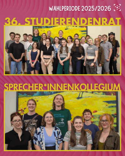 Eine Grafik, auf der zwei Fotos sind. Über dem ersten Foto steht "Wahlperiode 2025/2026 - 36. Studierendenrat": Auf dem Foto sind 22 Personen, in zwei Reihen vor einem breiten Gemälde aufgestellt. Die meisten von ihnen lächeln die Kamera. Über dem zweiten Foto steht: "Sprecher*innenkollegium". Auf diesem Foto sind sieben Personen, die auch alle auf dem oberen Foto sind. Sie stehen vor demselben Gemälde. Die Einstellung ist etwas näher, weshalb die lächelnden Blick gut zu erkennen sind.